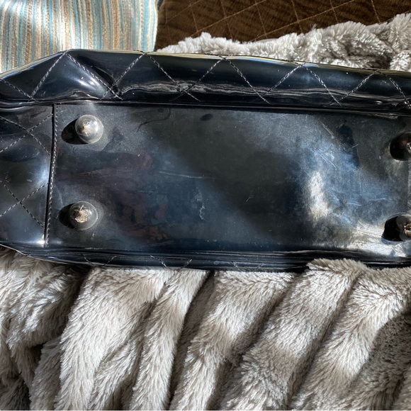 Lux de Ville Quilted Black Faux Leather Handbag. - Picture 8 of 8